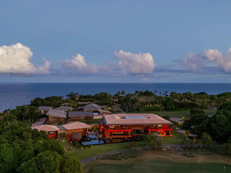 Casa Harmonia em Trancoso no condominio Terra Vista Golf com piscina, jardim e estrutura de lazer